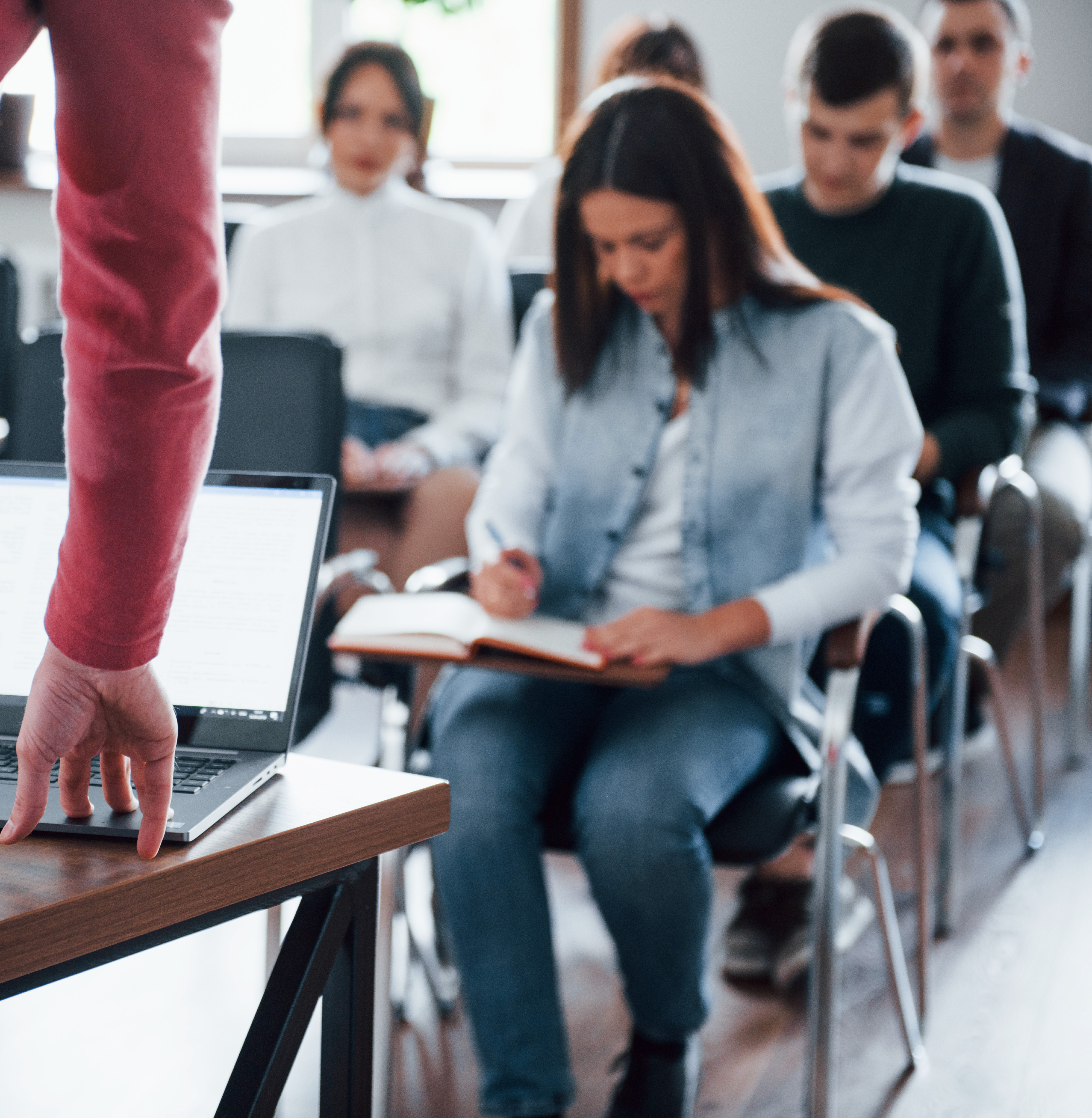 Ciudadanos participando en una formación municipal.